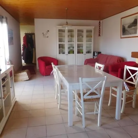 House Agreable Maison, Idealement Placee, Proche Plan D'eau Et Commerces