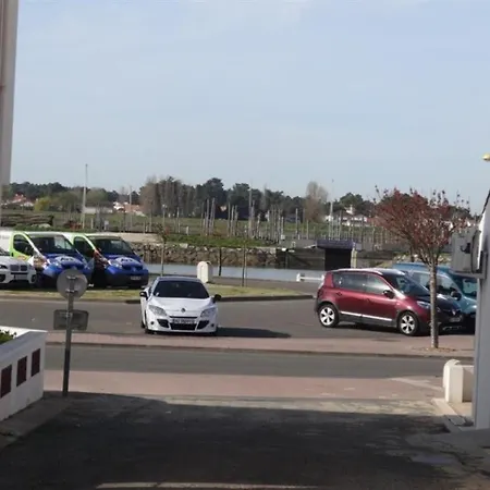 House Agreable Maison, Idealement Placee, Proche Plan D'eau Et Commerces